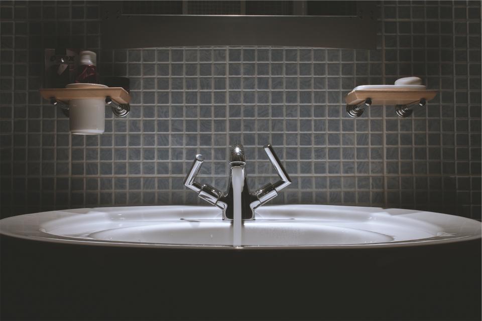 Łazienka z ceramiką, armaturą i płytkami