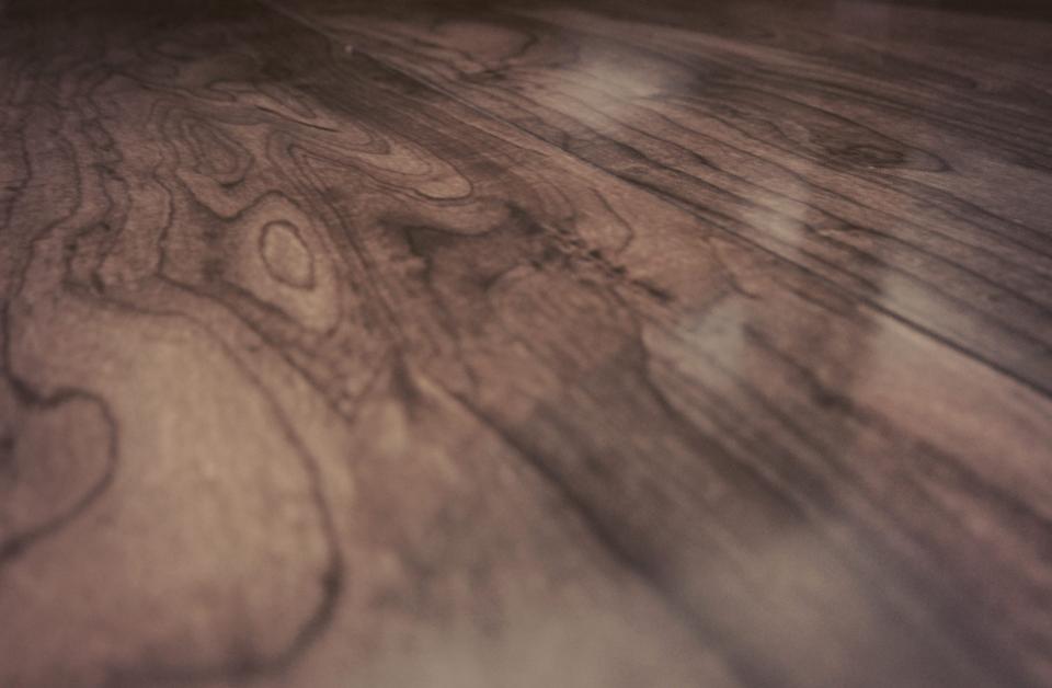 Materiały podłogowe: drewno, panele i płytki