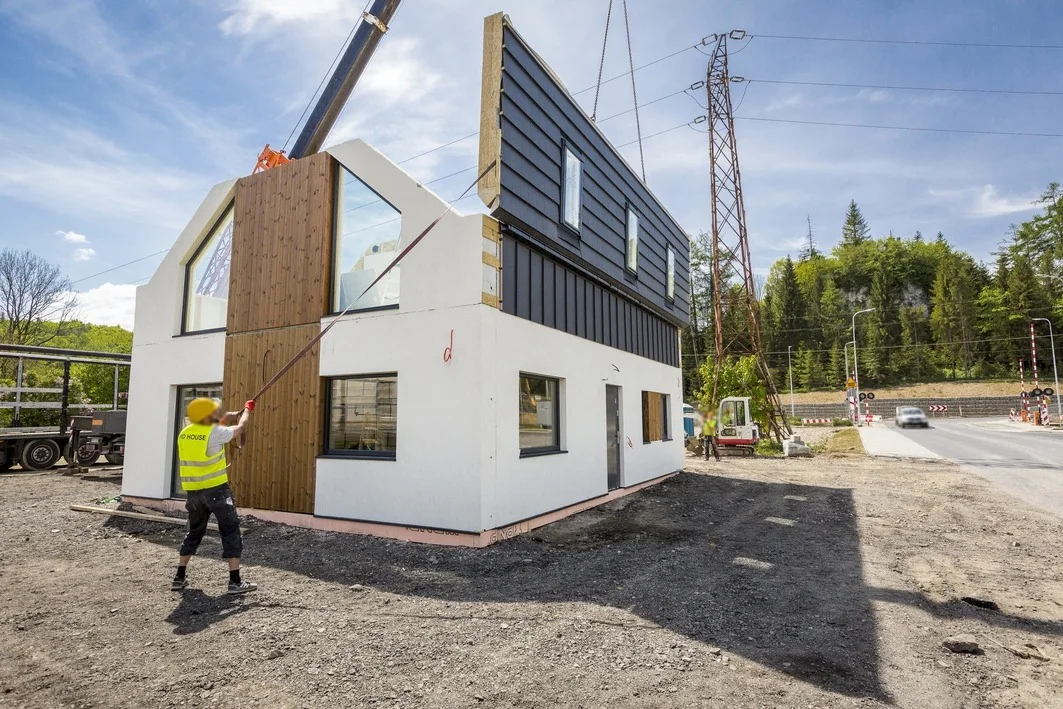Montaż prefabrykowanej kondygnacji domu ZD139